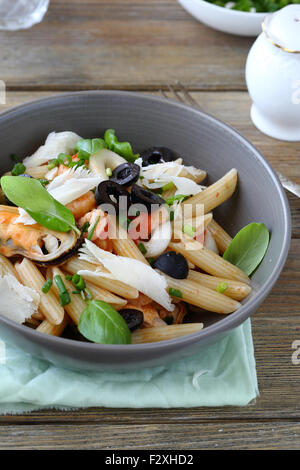 La pasta con il sugo di pomodoro e olive, cibo Foto Stock