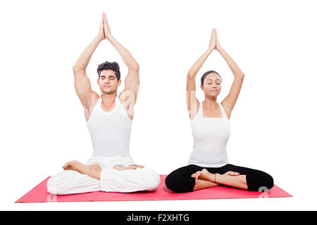 2 coppia indiana Yoga Surya Namaskar Foto Stock