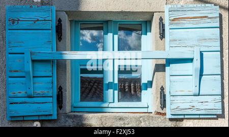 Vecchia finestra aperta con persiane in legno di colore blu Foto Stock