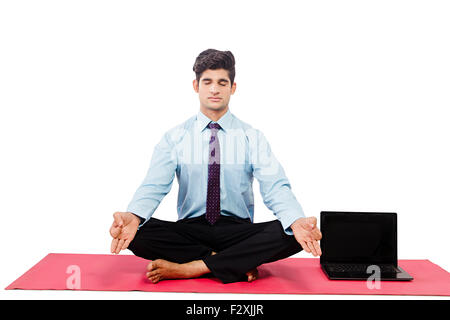 1 Indian business man Yoga Padmasana Foto Stock