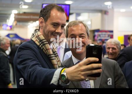 Doncaster, south yorkshire, Regno Unito. 25 settembre, 2015. Nigel Farage ha un selfie prese con una ventola all'ukip conferenza nazionale a Doncaster nello Yorkshire meridionale, Regno Unito. Il 25 settembre 2015. leader ukip farage oggi ha dichiarato che egli è di mettere l'Unione europea referendum battaglia prima che il suo partito priorità. Credito: Ian Hinchliffe/alamy live news Foto Stock