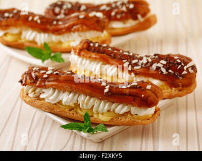 Crema eclairs. Foto Stock