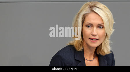 Berlino, Germania. Xxv Sep, 2015. La famiglia tedesca il Ministro Manuela Schwesig parla durante un dibattito parlamentare su minorenni non accompagnati rifugiati presso il Bundestag tedesco il parlamento a Berlino, Germania, 25 settembre 2015. Foto: WOLFGANG KUMM/dpa/Alamy Live News Foto Stock