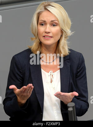 Berlino, Germania. Xxv Sep, 2015. La famiglia tedesca il Ministro Manuela Schwesig parla durante un dibattito parlamentare su minorenni non accompagnati rifugiati presso il Bundestag tedesco il parlamento a Berlino, Germania, 25 settembre 2015. Foto: WOLFGANG KUMM/dpa/Alamy Live News Foto Stock