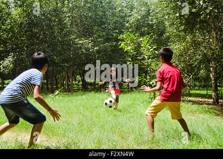 Palla di gioco; giochi con la palla; un abbigliamento sportivo; abiti casual; allegria; destinazioni; esaltante; mezza Pant; metà pantaloni; Vacanze; piacevole; Stili di vita; esterni; la giocosità; soddisfare; soddisfare; Self assicurata; fiducia in sé; Self fiducioso; i fratelli e le sorelle; appartenenza; scene tranquillo; le destinazioni di viaggio; viaggi; alberi; Tshirt; T-Shirt; Tshirt; T-Shirt; Unworried; Vacanze; vista da dietro di spensierata; allegro; infanzia; fiducioso; godendo; eccitante; femmine ritratti; Shorts; i gemelli; sorride; tranquillo paesaggio; destinazione di viaggio; Asia; Asian; asiatici; India; Indian; indiani Foto Stock
