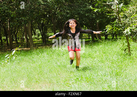 Allegria; infanzia; bambini; Colore immagine; spazio copia; Giorno; destinazioni; femmina; free; piena lunghezza; verde; metà pantaloni; mani; Vacanze; gli esseri umani; indulgente; piacevole; natura; giocare; Ritratto; singola persona; sorride; destinazione di viaggio; Vacanze; Asia; Asian; asiatici; India; Indian; indiani Foto Stock