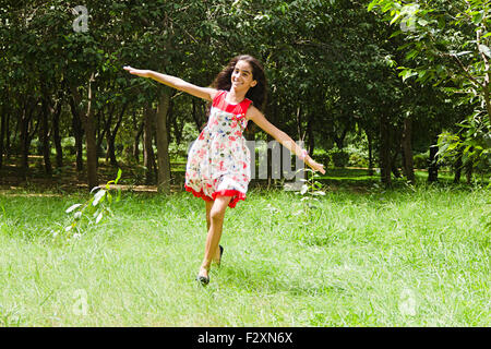 Abbigliamento casual; abiti casual; infanzia; spazio copia; Destinazioni persone; una persona; una sola persona; giocosità; ritratti; T Shirt; T Shirts; destinazione di viaggio; le destinazioni di viaggio; alberi; Tshirt; T-Shirt; Tshirt; T-Shirt; Vacanze; Asia; Asian; asiatici; India; Indian; indiani Foto Stock