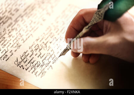 Scrivere con la penna del cappello Foto Stock