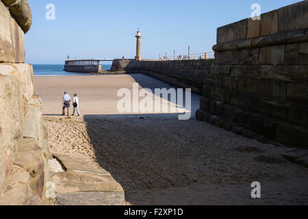 Inizio camminatori sulle immacolate sabbie del West Cliff Beach, Whitby, North Yorkshire, Inghilterra, Regno Unito Foto Stock