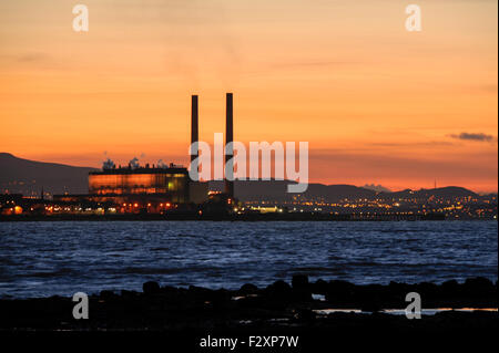 PIC FILE preso 30 Gennaio, 2010. Edimburgo in prima serata con Arthur' Seat il castello e Cockenzie Power Station. Preso da Longniddry. Cockenzie Power Station sulla East Lothian costa sarà demolito sabato 26 settembre. La Scottish Power Coal Fired stazione inaugurata nel 1967 e fu chiusa nel 2013. I due 149m di altezza del camino e la turbina in acciaio hall scenderà a mezzogiorno Credito: Andrew O'Brien/Alamy Live News Foto Stock