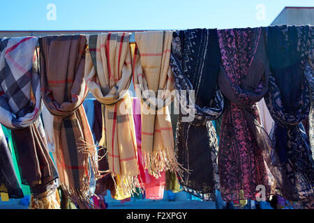 Sciarpa foulard in una fila in un mercato all'aperto Foto Stock