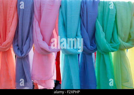 Sciarpa foulard in una fila in un mercato all'aperto Foto Stock