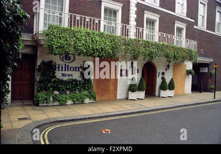 Hilton e gli alberghi locali la scheda windows in preparazione per il giorno di maggio proteste London Mayfair 30/4/2001 (immagine di credito©Jack Ludlam) Foto Stock