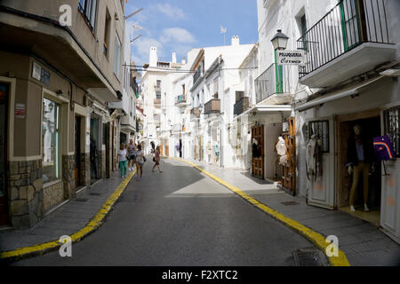 Gli amanti dello shopping in una strada tranquilla nella città di Ibiza Foto Stock