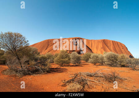 Avvicinamento o di Uluru Ayers Rock, nel tardo pomeriggio, Australia centrale Foto Stock