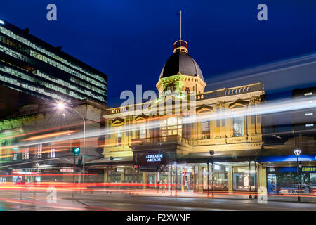 Adelaide, Australia del Sud - Agosto 11, 2015: Adelaide edificio Arcade di notte con il traffico lungo il Grenfell Street. Foto Stock