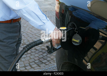 L'uomo il rifornimento auto presso la stazione di gas Foto Stock