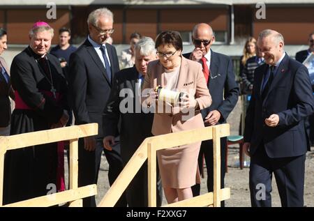 Gdansk, Polonia 25 settembre 2015 il Primo Ministro polacco Ewa Kopacz prende parte alla posa della prima pietra cerimonia, sotto il nuovo medico invasivo edificio del centro di Danzica. Credito: Michal Fludra/Alamy Live News Foto Stock