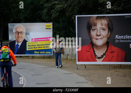 Wahlplakate zur Bundestagswahl 2013: Rainer Bruederle, Angela Merkel, 13. Settembre 2013, Grosser Stern, Berlin-Tiergarten. Foto Stock