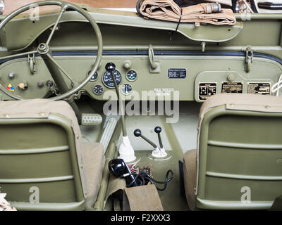 Cruscotto di un vecchio verde jeep militari. Foto Stock