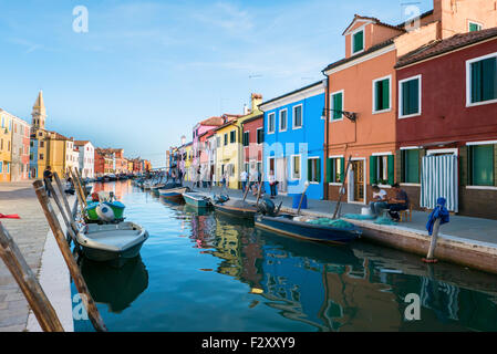 BURANO, ITALIA CIRCA NEL SETTEMBRE 2015: Burano è un'isola della laguna di venezia conosciuta per le sue tipiche case vivacemente colorate e t Foto Stock
