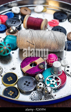 Set di filetti e pulsanti sul vecchio sfondo di legno Foto Stock