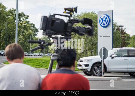 Wolfsburg, Germania. Xxv Sep, 2015. I rappresentanti dei media di attendere al di fuori dello stabilimento Volkswagen a Wolfsburg, in Germania, il 25 settembre 2015. Foto: OLE SPATA/dpa/Alamy Live News Foto Stock