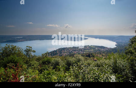 Il Lago Maggiore visto dalla collina sopra Foto Stock