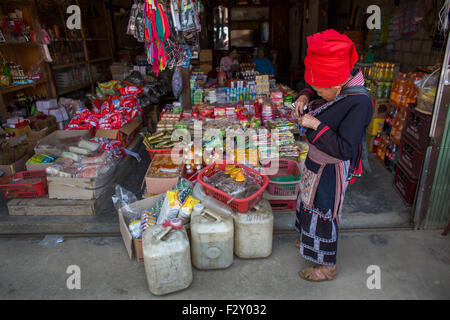 Etnia Hmong tribù, shopping a Muong Hum mercato, Vietnam. Foto Stock