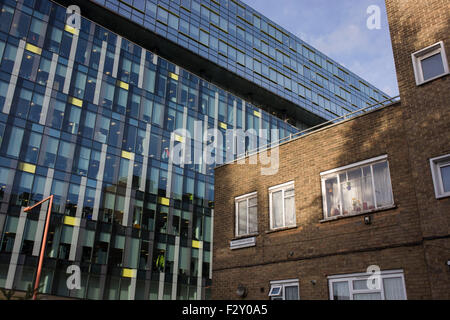 Anni sessanta architettura di Rowland Hill House a Southwark con moderna vetrate della London Development Agency (LDA) Palestra House progettata da Will Alsop e Buro Happold su Blackfriars Bridge Road, SE1, Londra. Foto Stock