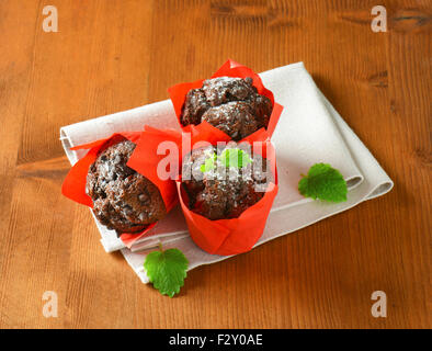 Doppio tortini di cioccolato avvolto in carta rossa Foto Stock