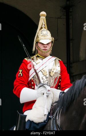 Montata la protezione da parte della cavalleria della famiglia al di fuori della casa museo di cavalleria la sfilata delle Guardie a Cavallo di Whitehall, Londra Inghilterra REGNO UNITO Foto Stock