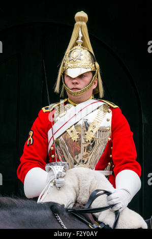 Montato Horse Guard dalla cavalleria domestici al di fuori della casa museo di cavalleria la sfilata delle Guardie a Cavallo di Whitehall, Londra Inghilterra REGNO UNITO Foto Stock