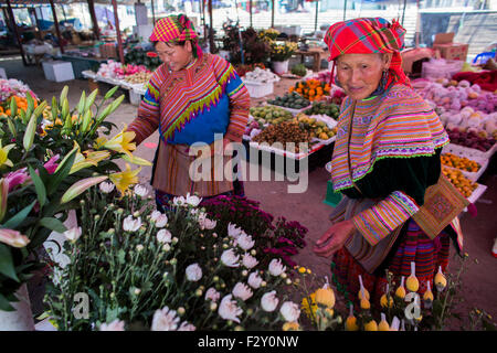 Etnia Hmong tribù, shopping a Muong Hum mercato, Vietnam. Foto Stock