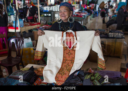 Etnia Hmong tribù, shopping a Muong Hum mercato, Vietnam. Foto Stock