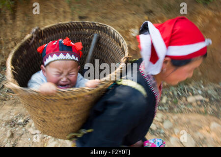 La madre e il bambino dall'etnia Hmong tribù in Vietnam Foto Stock