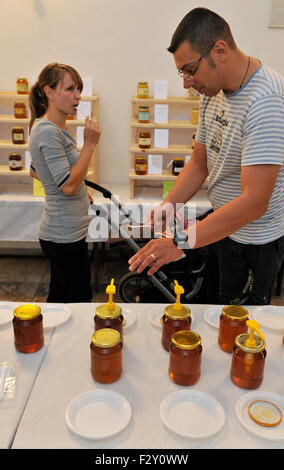 Brno, Repubblica Ceca. Xxv Sep, 2015. Tre giorni di incontro internazionale di apicoltori inizia a Brno, in Repubblica ceca, 25 settembre 2015. © Vaclav Salek/CTK foto/Alamy Live News Foto Stock