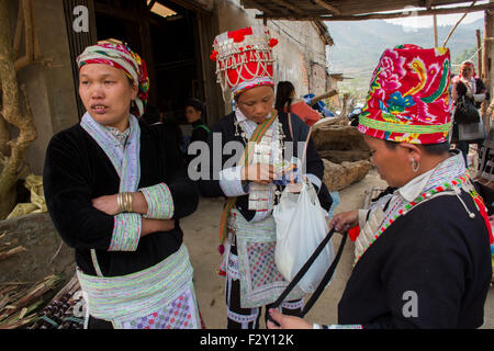 Etnia Hmong tribù " Red Dzao' nel nord del Vietnam. Foto Stock