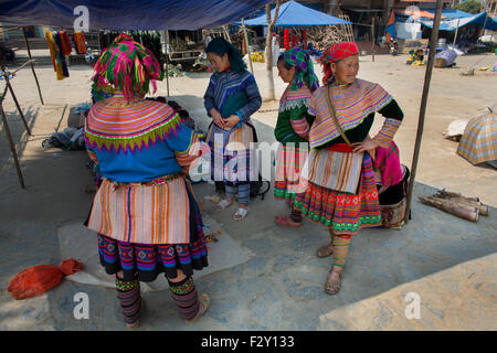 Etnico 'Flower' Hmong tribù nel Nord del Vietnam. Foto Stock
