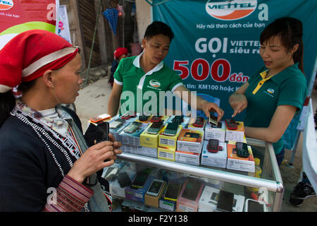 Telefono cellulare venditore a vendere telefoni al colle Hmong tribù di persone Foto Stock