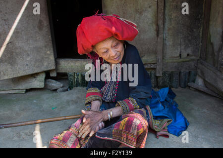 'Red Dzao' dell'etnia Hmong tribù nel Nord del Vietnam. Foto Stock