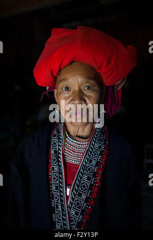 'Red Dzao' dell'etnia Hmong tribù nel Nord del Vietnam. Foto Stock