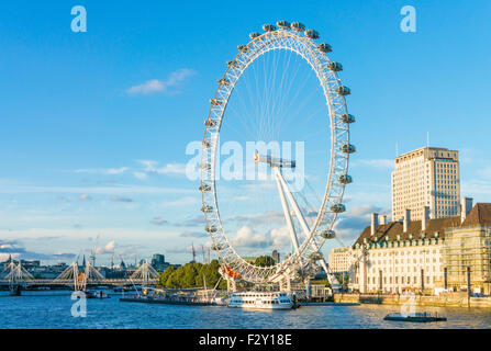 Il London Eye è una grande ruota panoramica Ferris giostra sulla riva sud del fiume Tamigi Londra Inghilterra GB UK EU Europe Foto Stock