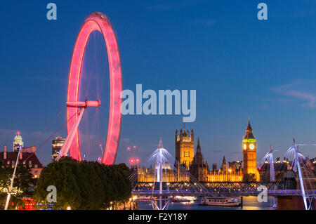 Il London Eye una grande ruota panoramica Ferris giostra sulla riva sud del fiume Tamigi di notte Londra Inghilterra GB UK EU Europe Foto Stock
