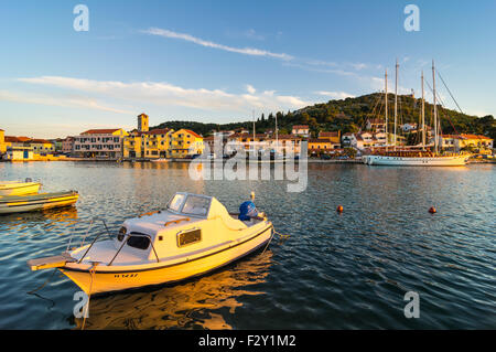 Tisno, piccola città sull'isola di Murter, costa adriatica, Croazia Foto Stock