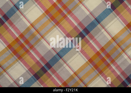 Sfondo di colore beige ,di rosso e di blu plaid tessuto, girato in studio. Foto Stock