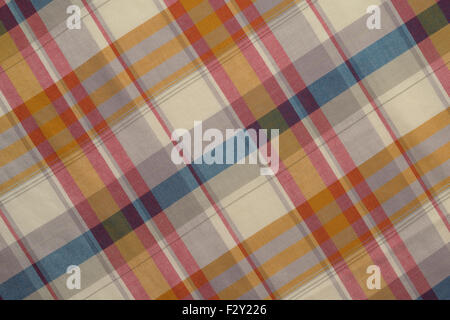 Sfondo di colore beige ,di rosso e di blu plaid tessuto, girato in studio. Foto Stock