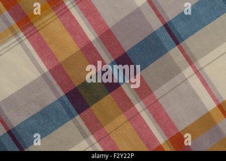 Sfondo di colore beige ,di rosso e di blu plaid tessuto, girato in studio. Foto Stock