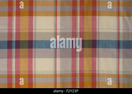 Sfondo di colore beige ,di rosso e di blu plaid tessuto, girato in studio. Foto Stock