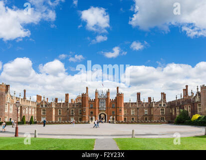 Il fronte ovest e ingresso principale di Hampton Court Palace, Richmond Upon Thames, London, England, Regno Unito Foto Stock